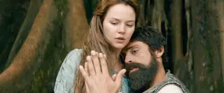 Com Diogo Amaral e Joana de Verona nos principais papéis, Pedro
e Inês
é uma grande produção à escala portuguesa, com uma componente
de filme de época. Foi filmado em Coimbra, em locais como a Quinta das Lágrimas
e a Sé Velha