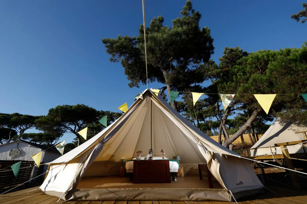Na zona de campismo, a Aldeia da Praia tem nove confortáveis tipis e espaço para montar 40 tendas