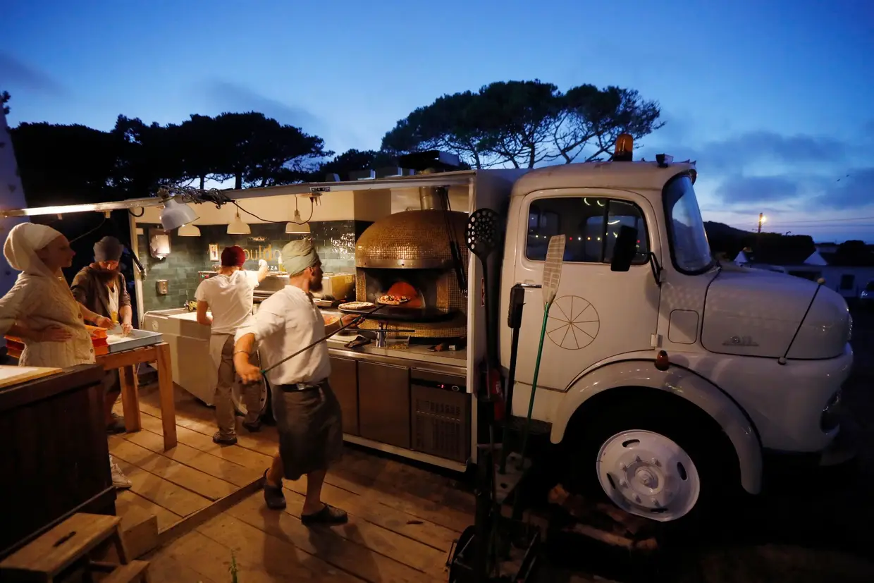 Da carrinha da Souldough, com forno a lenha, saem pizzas vegetarianas de massa napolitana