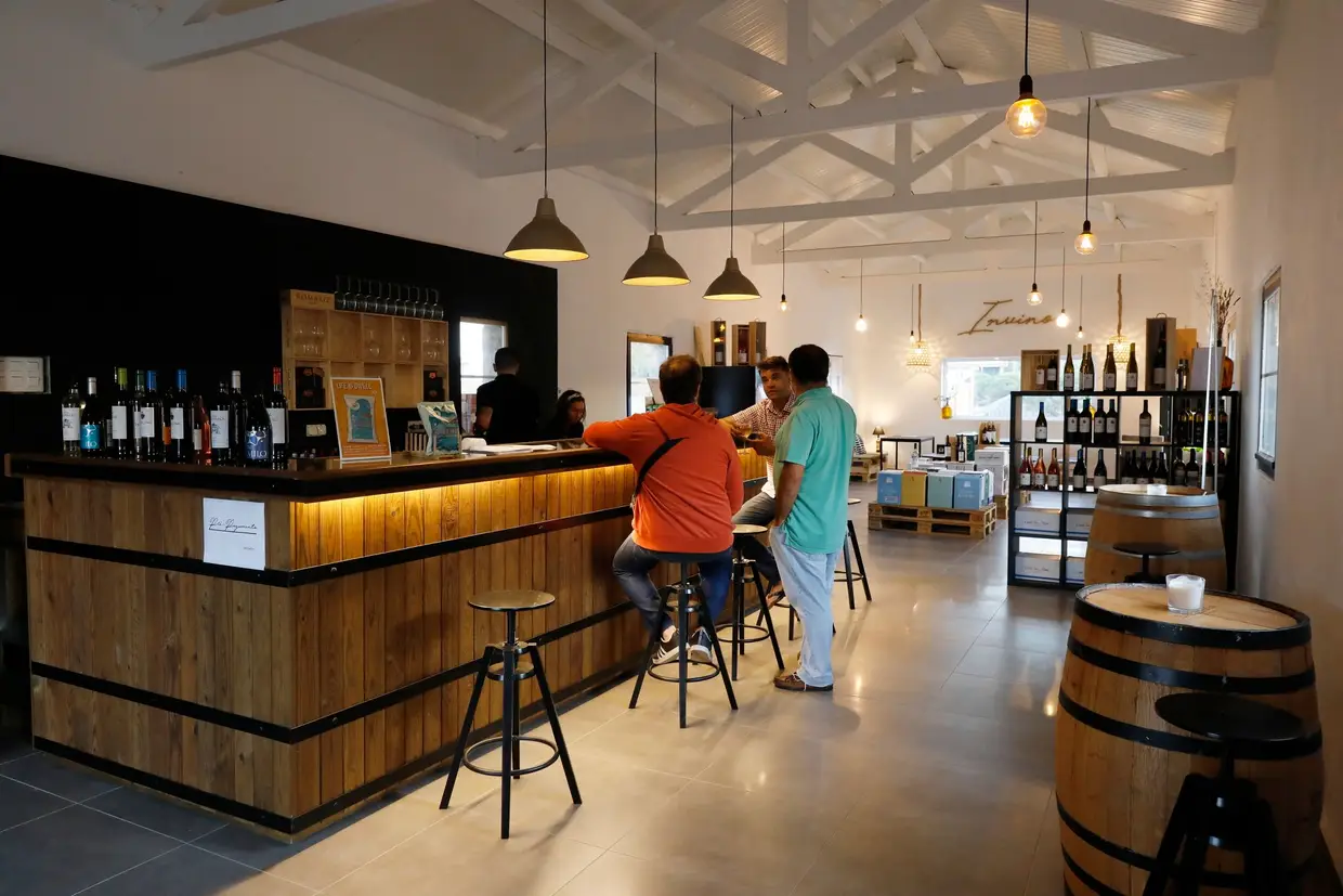 O Invino.pt, do proprietário do restaurante Crôa, um clássico da Praia Grande, reúne garrafeira, loja gourmet e galeria de arte