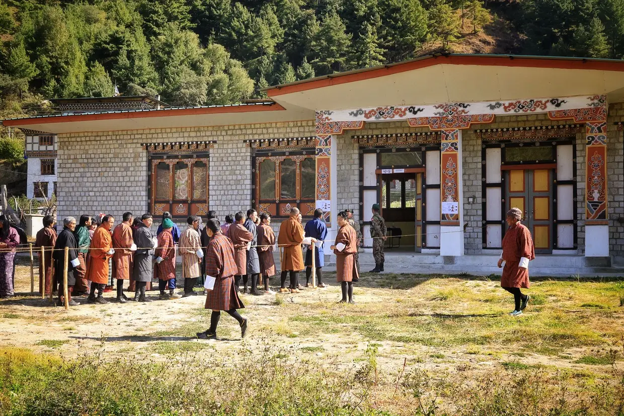 Em Bumthang, no centro do país, os eleitores fizeram fila, logo de manhã, junto à uma mesa de voto instalada numa escola