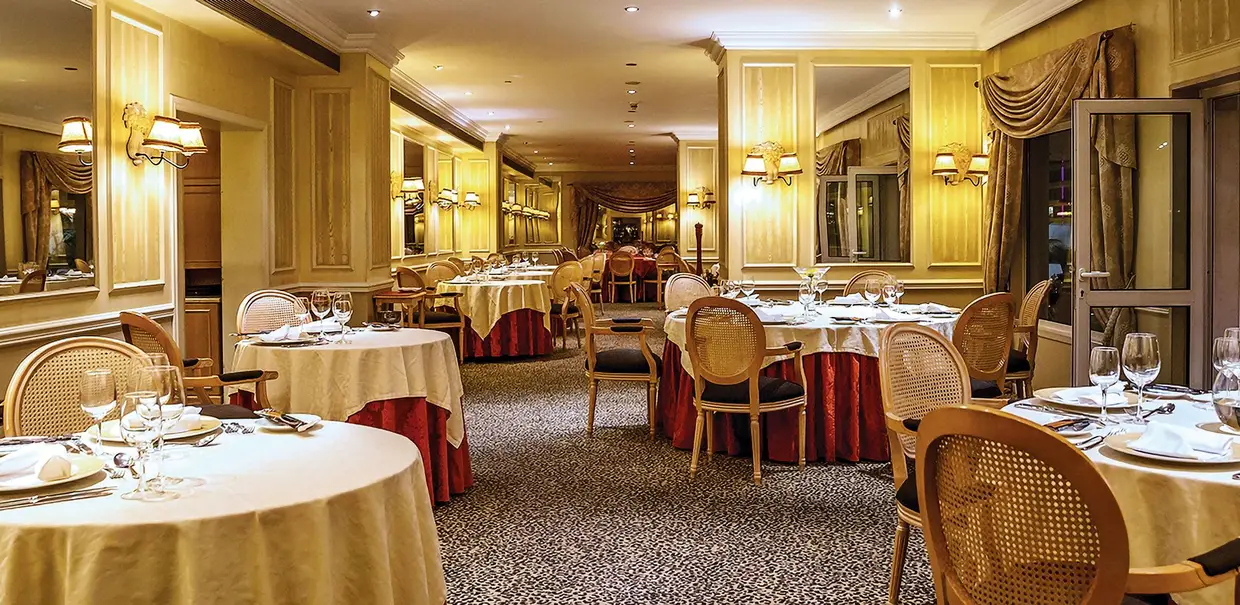IL GATTOPARDO - José Sócrates - Os socialistas mais próximos do antigo primeiro-ministro não hesitam em eleger
o restaurante no topo do Hotel D. Pedro como um dos seus prediletos. A paixão pela cozinha italiana, contam à VISÃO, levava-o também a espaços como o Mezzaluna
(já encerrado)
e o La Trattoria. Nessas mesas, terá tratado
da real politik, bem como feito refeições
de índole pessoal.