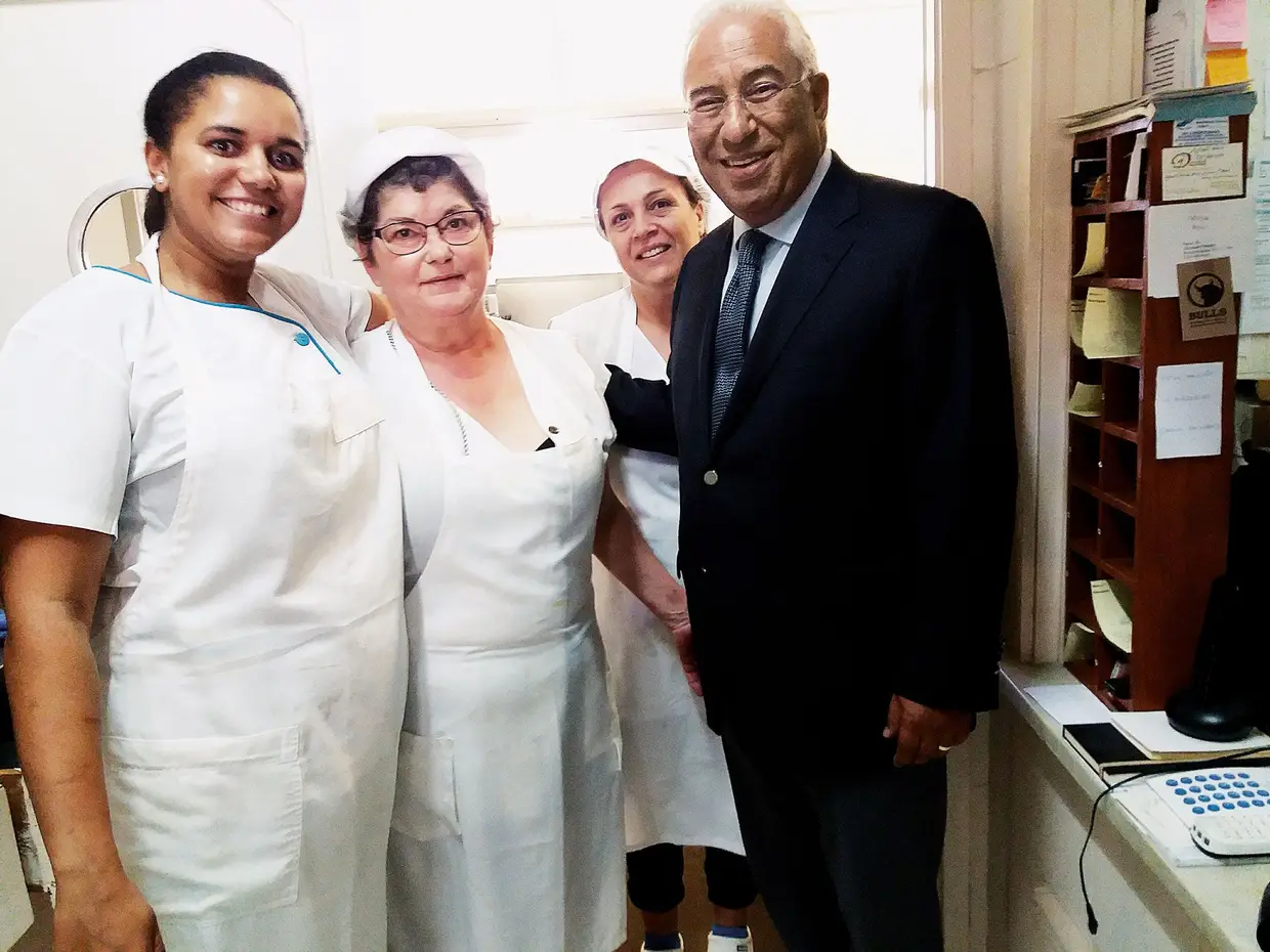 LÍDER - António Costa, Marcelo e Eanes - António Costa com o pessoal de cozinha do Líder, no Porto. O restaurante ainda acolhe as tertúlias políticas do Clube Alameda, por onde passaram Adriano Moreira ou Marcelo Rebelo de Sousa. E foi naquelas mesas que Marcelo anunciou que não se candidataria a Belém se Guterres entrasse na corrida. De Ramalho Eanes ao atual primeiro-ministro (que adora os filetes de pescada), passando pelo ex-presidente do Sporting, Sousa Cintra, ou o ex-bastonário da Ordem dos Advogados, Marinho Pinto, o Líder não olha a fronteiras políticas ou desportivas.