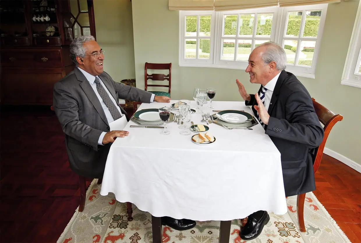 António Costa e Rui Rio na Casa do Roseiral Em outubro de 2013, antes de o novo presidente da Câmara do Porto, Rui Moreira, tomar posse. O então autarca lisboeta despedia-se do seu colega da Invicta, que havia de regressar à política, quase cinco anos depois, para... se lhe opor. O estabelecimento pertence ao município portuense e é um local privilegiado para encontros – nem que seja uma simples refeição entre políticos