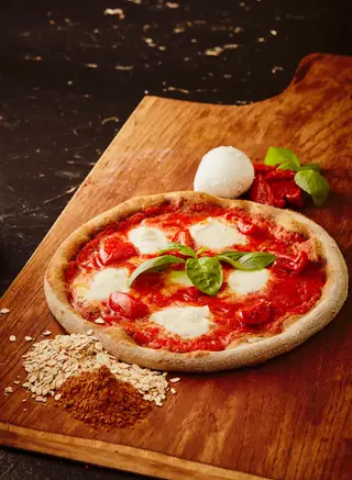 A nova carta do Refeitório do Senhor Abel aposta também num ingrediente: a burrata, que chega à mesa, por exemplo, na pizza de massa de alfarroba, gengibre e aveia
