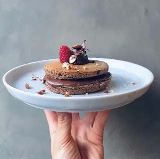 A choco panqueca (com creme de chocolate, avelã biológica e fruta fresca laminada) pode ser pedida nos três brunches do Nola Kitchen