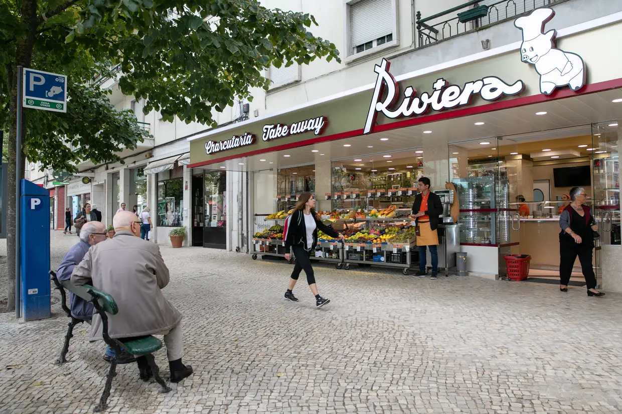 Aberta há 60 anos, a Riviera é uma das sobreviventes de uma rede de charcutarias que tinha como associada a extinta Aveirense, fábrica de salsicharia fina e conservas de carne, perto do Rato