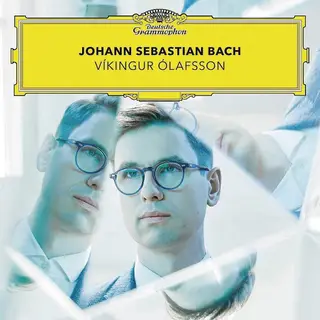 O jovem pianista islandês Víkingur Ólafsson fez-se notar pela sua gravação dos estudos de Philip Glass, e tem dedicado atenção regular a outros compositores mais recentes. Aqui, num disco com a marca da Deutsche Grammophon, regressa a um repertório mais tradicional e dedica-se à obra de J.S. Bach