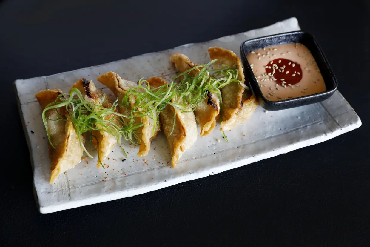 Para entreter o paladar, sugere-se as Crispy Fried Gyoza Dumplings, feitas com carne de porco picada, cebolinho, rama de alho, gengibre, repolho de napa, alho francês, maionese kewpie e molho picante da casa
