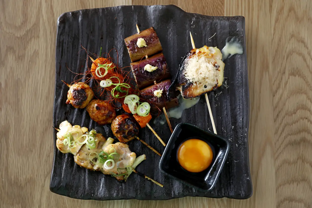 O shi moriawase é uma especialidade grelhada que surge à mesa como um sortido de espetadas de peixe, carne e legumes