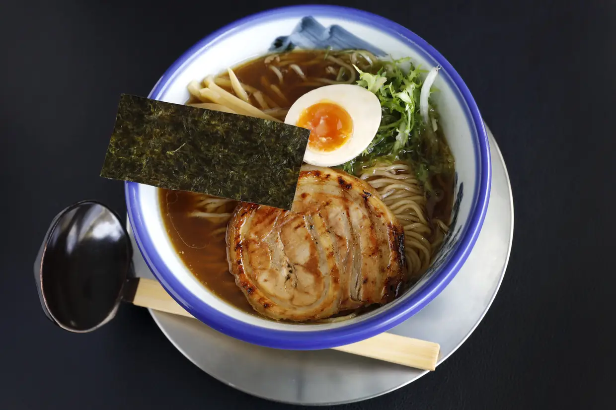 Ramen Yusu Shoyu é um dos pratos fortes da ementa, preparado com molho shoyu tare, caldo de galinha, carne de porco de chashu, ovo, indívia, rebentos de bambu, citrino asiático yuzu e alga nori