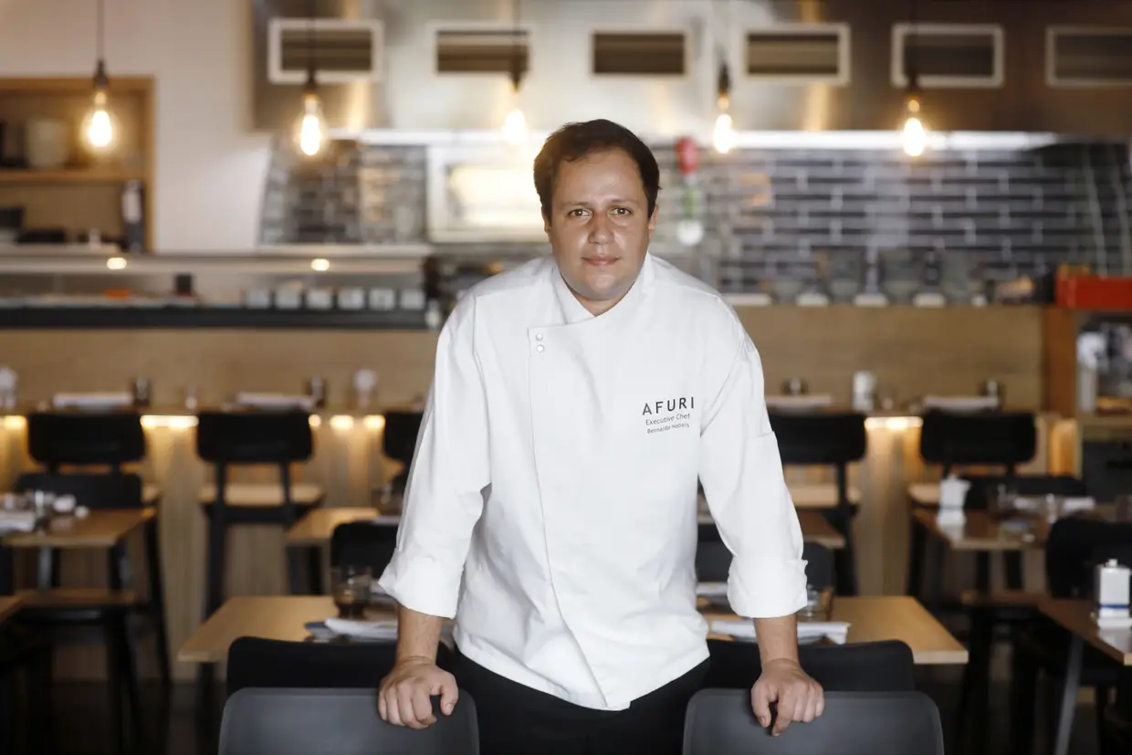 Bernardo Nabais é o chefe responsável pela confeção da ementa do Afuri em Lisboa, restaurante especializado em cozinha japonesa, com enfoque nos ramens