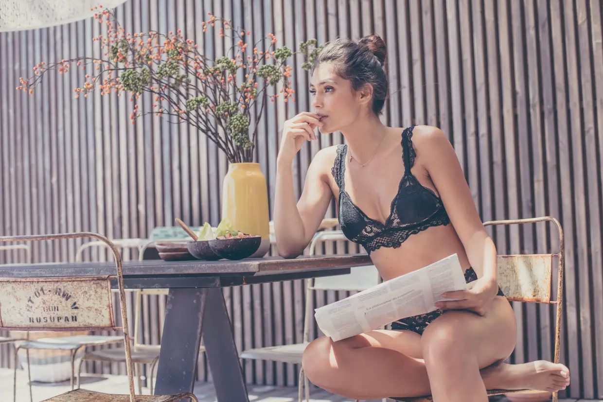 As 14 peças da coleção têm cores apelativas e muitos detalhes de renda e tule