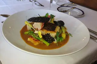 Caldeirada contemporânea de robalo da Pousada Mosteiro de Guimarães
