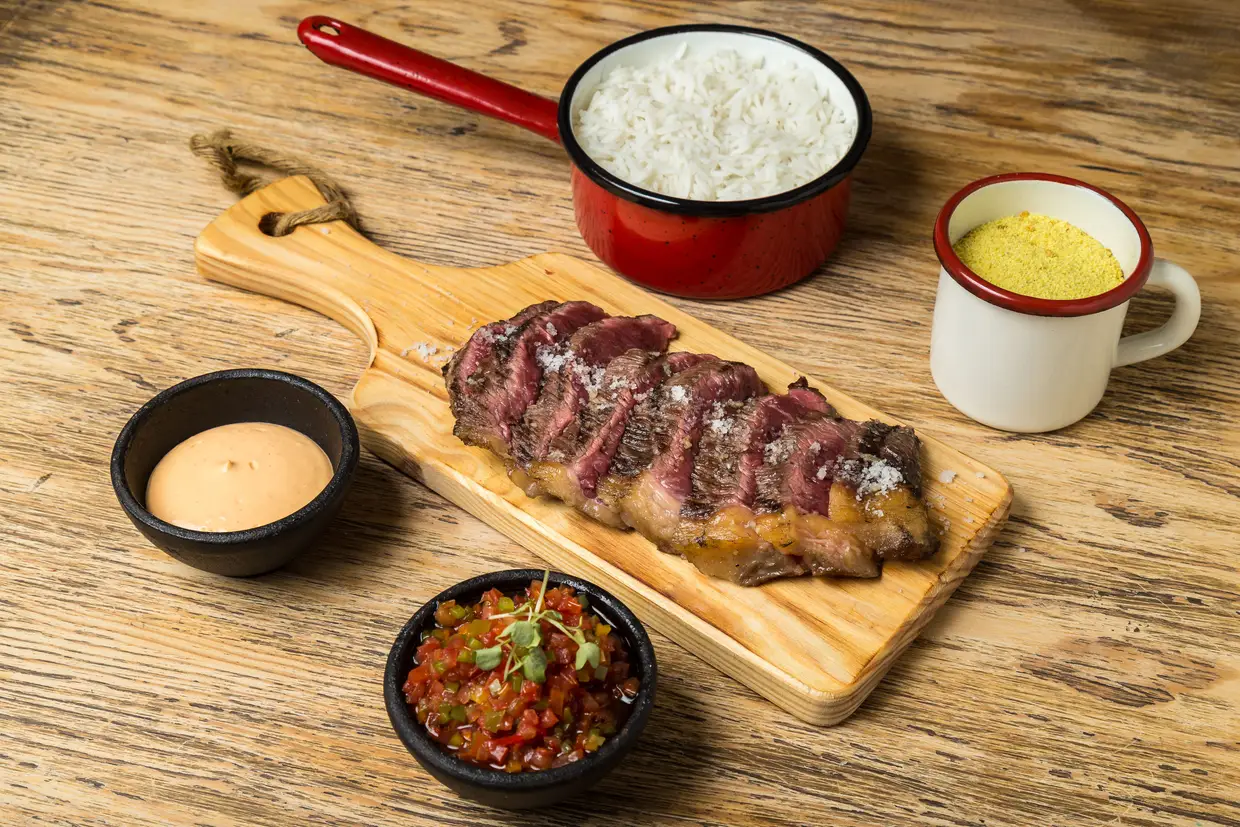 Picanha com arroz branco, farofa, maionese de sriracha e molho vinagrete