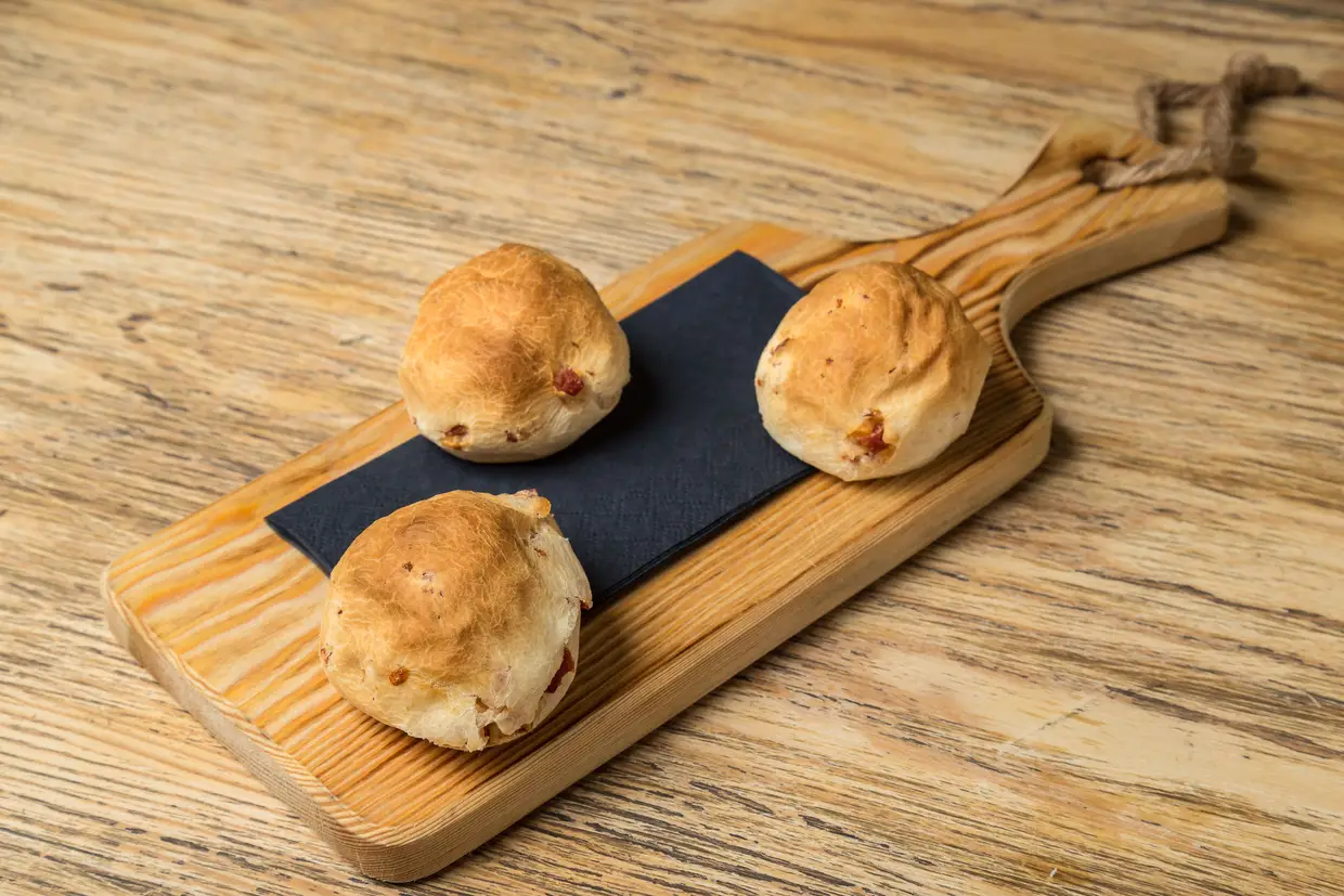 Pão de queijo e linguiça