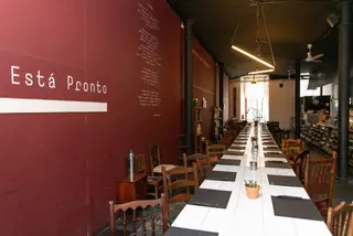 O restaurante Mesa destaca-se, claro, por ter uma mesa comunitária onde cabem 50 pessoas