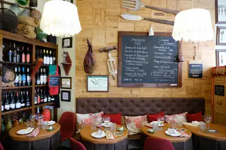 Os móveis de mercearia antiga, balanças, sacas, louças de Sacavém e fotografias criam um ambiente original