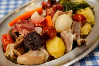 O cozido à moda do Minho, com carnes de vaca e de porco, presunto fumado, chouriço de carne, chouriça de cebola, farinheira, arroz, batata, cenoura, couves e feijão