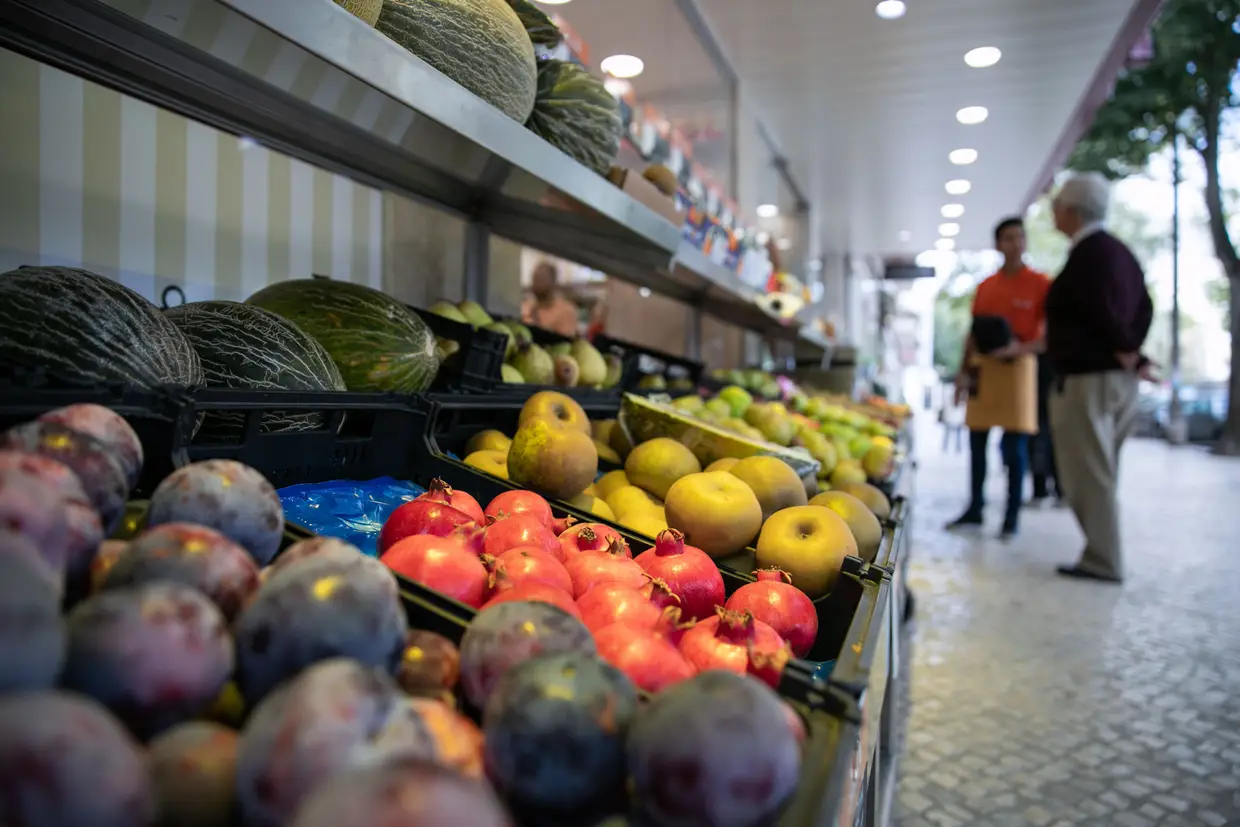 A banca exterior da fruta é uma tradição na Riviera