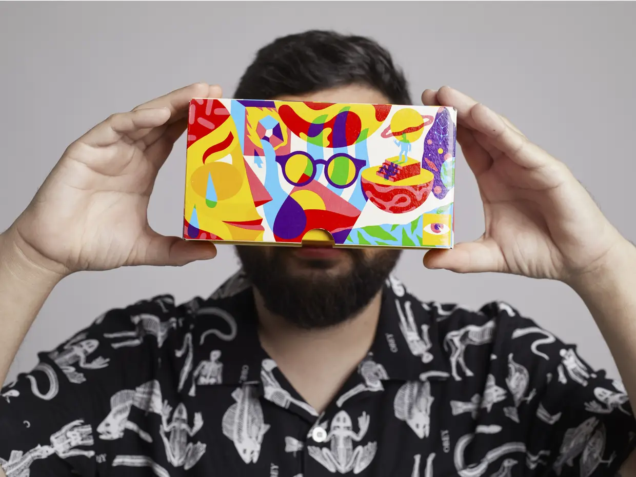 O street artist Akacorleone é o autor da caixa e pano de limpeza que acompanham os óculos da Poente