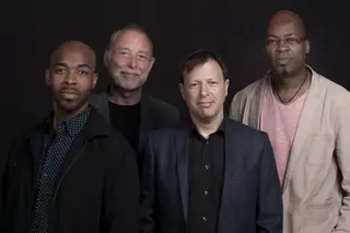 O contrabaixista britânico Dave Holland, com o projeto Aziza (uma espécie de supergrupo, dada a qualidade dos músicos envolvidos)
