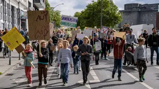 A manifestação organizada por Emile Rustige, de 7 anos, em que se lutava pelo direito à atenção dos pais, que "passam demasiado tempo ao telemóvel"