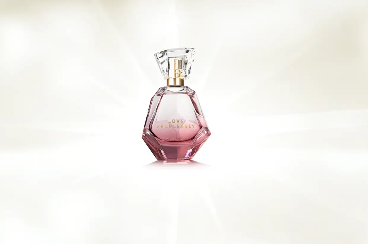 Love Fearlessly, perfume feminino com notas florais, Pimenta da Rosa Baie, cardamomo e bergamota, Mary Kay, €55