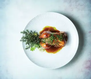 Bristomania inclui receitas de comida, cnmo este Chicken piripíri,e de cocktails