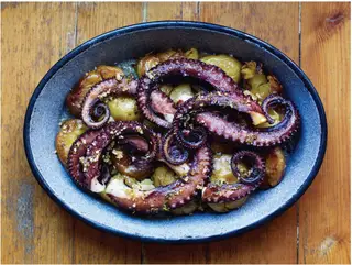 O polvo à lagareiro com batatas a murro é uma das receitas no livro de Nuno Mendes