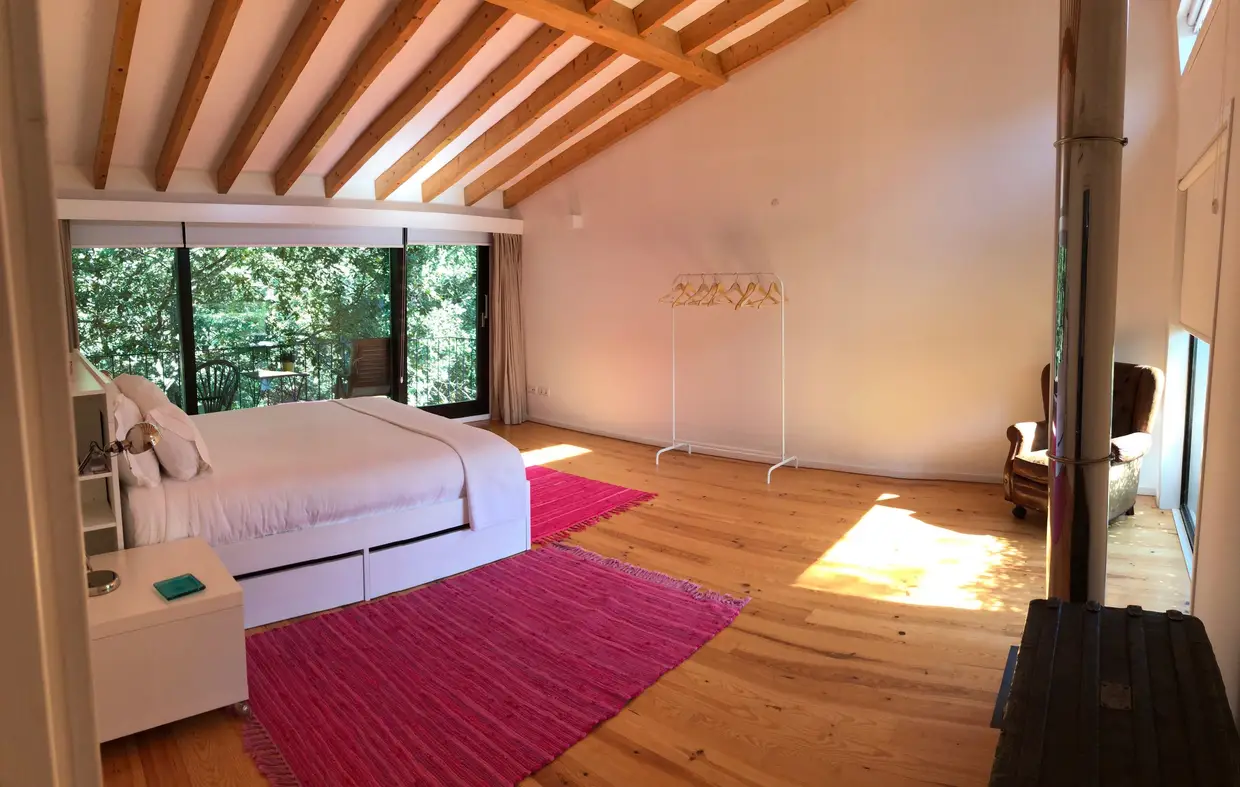 As grandes janelas do quarto da Casa da Corte têm vista para a natureza da quinta