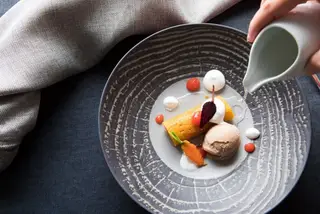 A torta de laranja e cenoura com calda de anis e sorbet de maçã, nozes pecan caramelizadas faz parte da nova ementa vegan do Astória