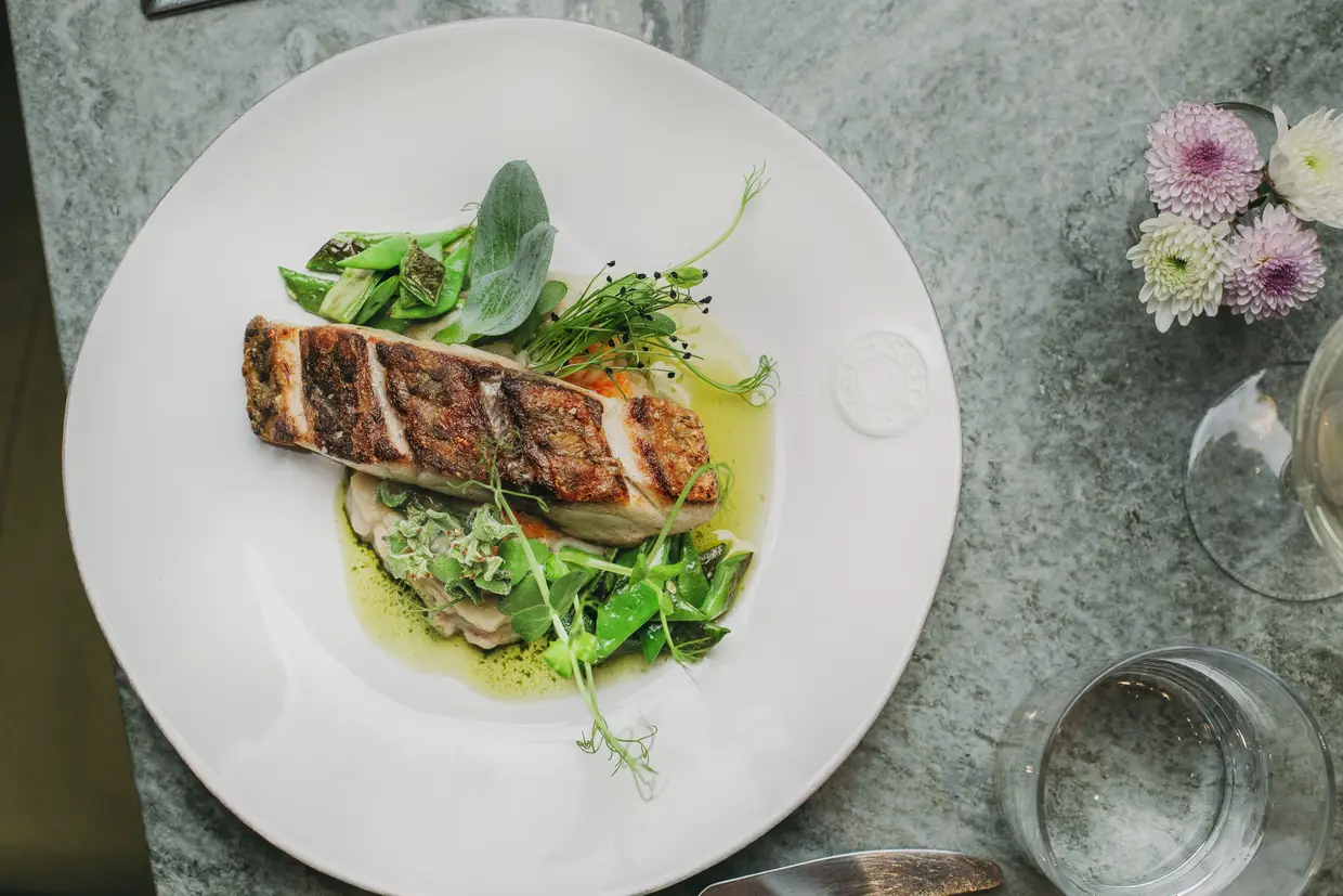 Peixe do dia, puré de couve flor e presunto , feijão verde salteado e couve kimchi à portuguesa