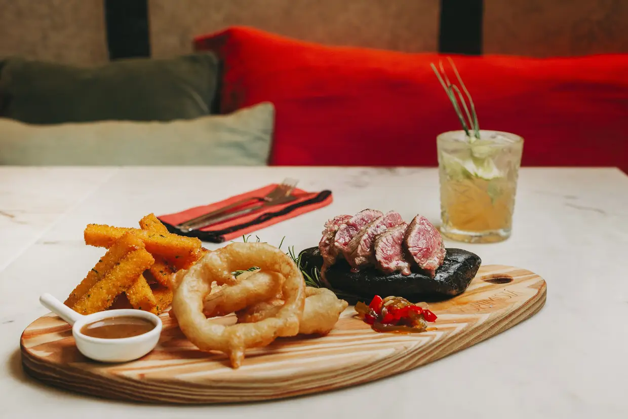 Bife do espelho da agulha, xerém frito ,molho de cheiros, pickle de três pimentos