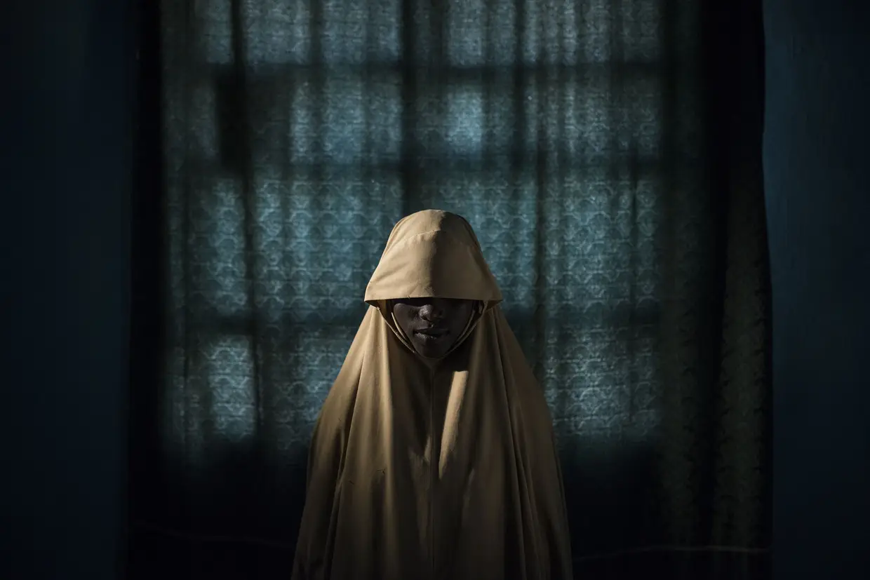 A foto de Adam Ferguson (Austrália) de Aisha, 14 anos, sequestrada pelo Boko Haram, uma das jovens mulheres que escapou ao destino de ser bombista suicida na Nigéria, venceu a categoria Pessoas