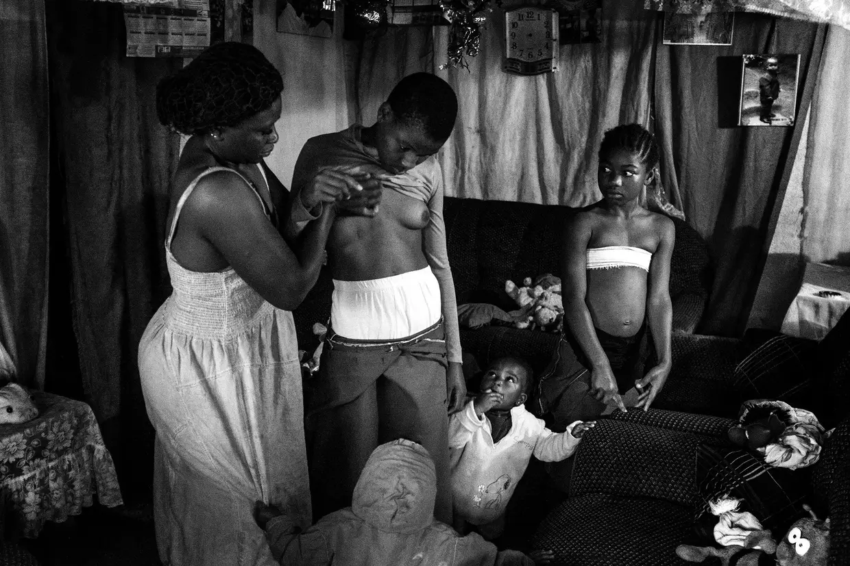Nos Camarões, as mulheres são obrigadas a prender os seios. A foto de Heba Khamis venceu a categoria Temas Contemporâneos