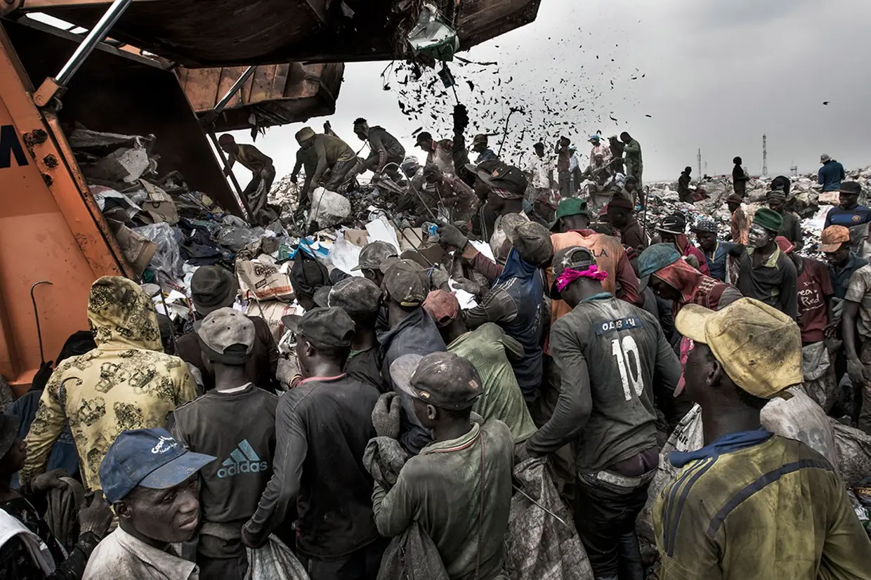 A fotografia do holandês Kadir von Lohvisen, membro da agência Noor, captada no aterro de Olusosun, em Lagos, Nigéria, foi distinguida com o 1º prémio reportagem na categoria Meio Ambiente