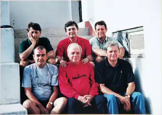 Os irmãos Lobo Antunes já adultos,
Miguel, Manuel e Nuno (na fila de cima), Pedro, António e João (na fila de baixo), na moradia da Praia das Maçãs,
que ainda pertence à família