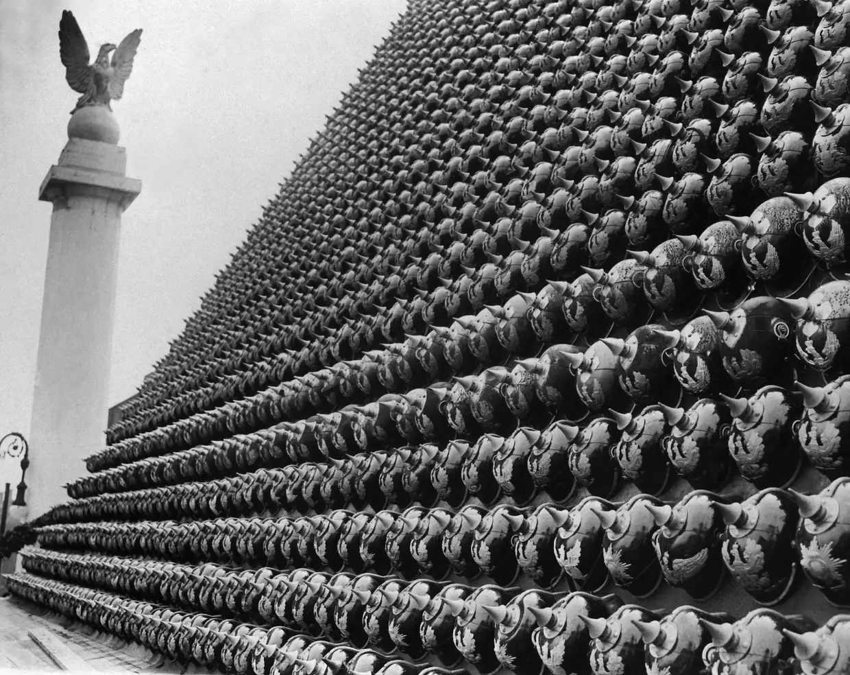 1919 - Uma série de capacetes alemães exibidos como troféu da I Guerra Mundial nos EUA