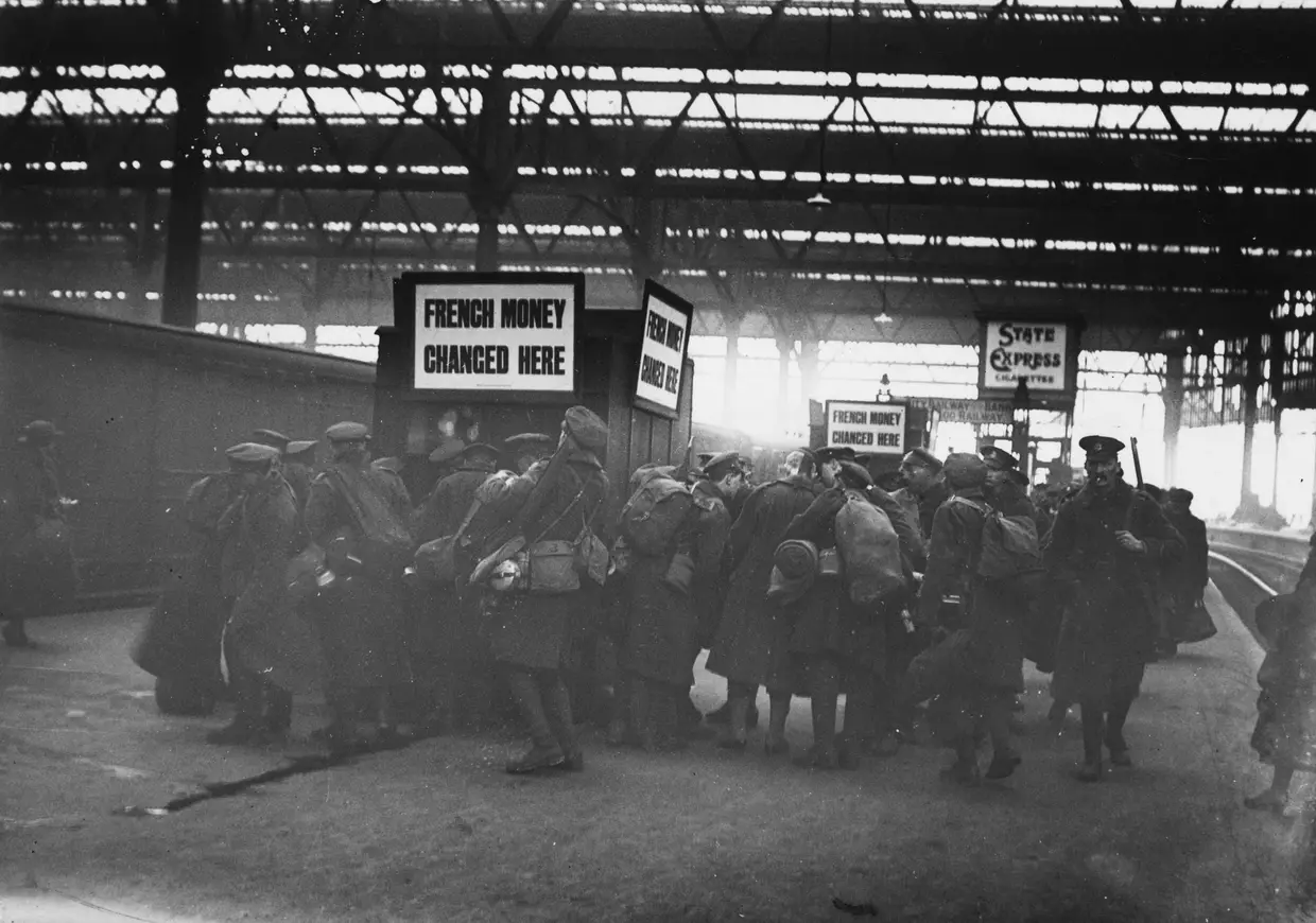 Mraço 1919 - Soldados britânicos trocam francos da estação de Waterloo, no regresso da guerra