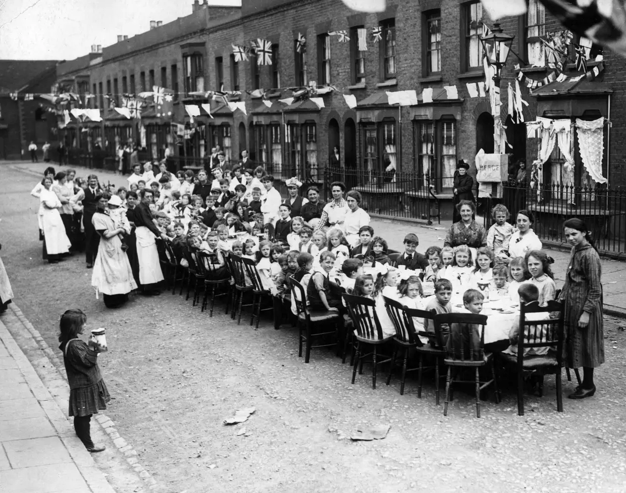 1919 - Uma festa com crianças para celebrar o Tratado de Versalhes, em Londres