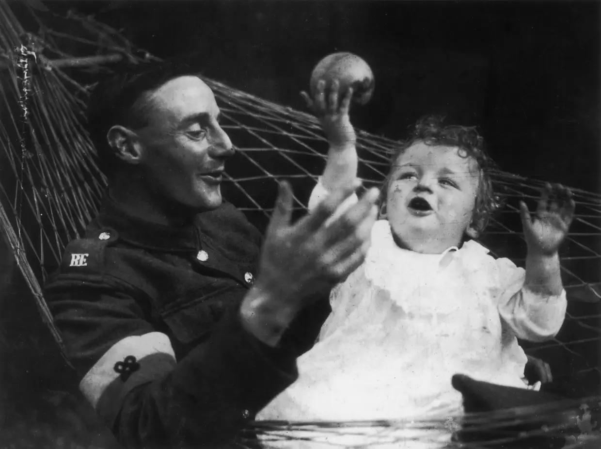 Fevereiro 1919 - O momento em que um soldado vê a filha, nascida durante a guerra, pela primera vez