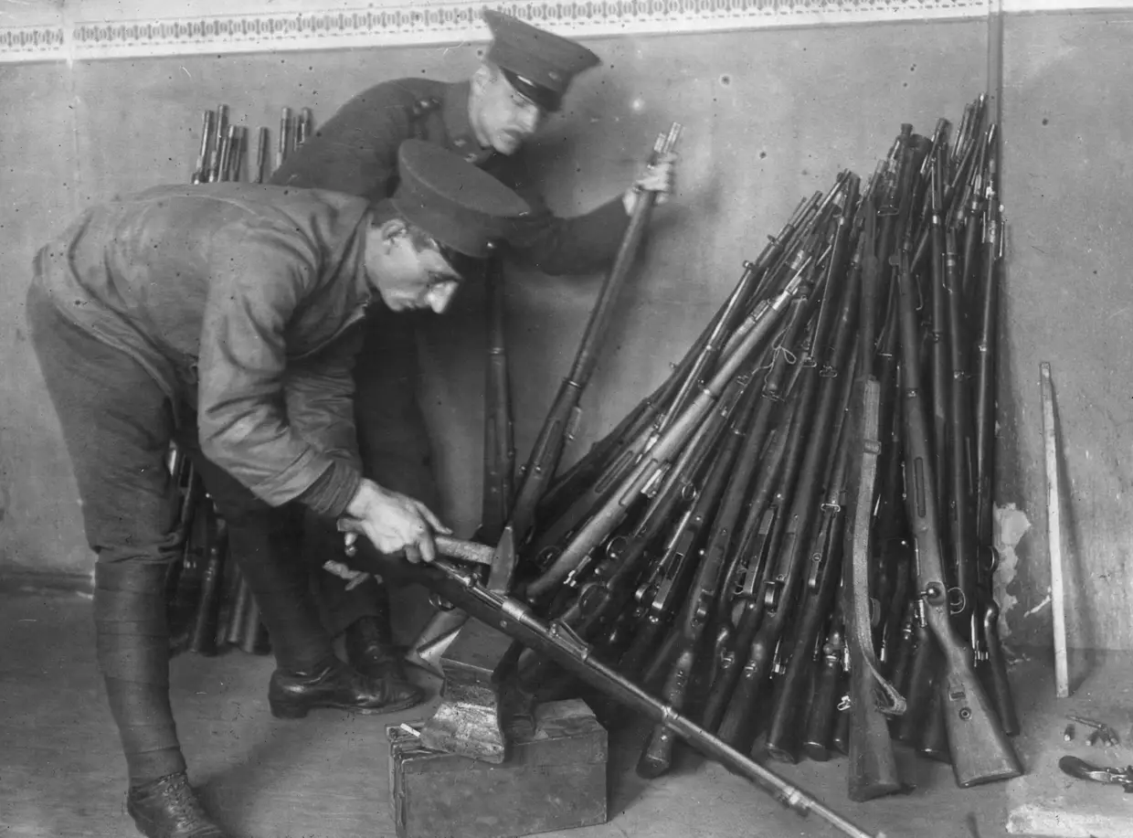 1919 - Soldados alemães destroem armas