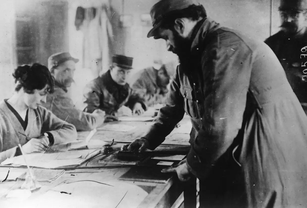 1919 - Um soldado recebe os papéis da sua desmobilização