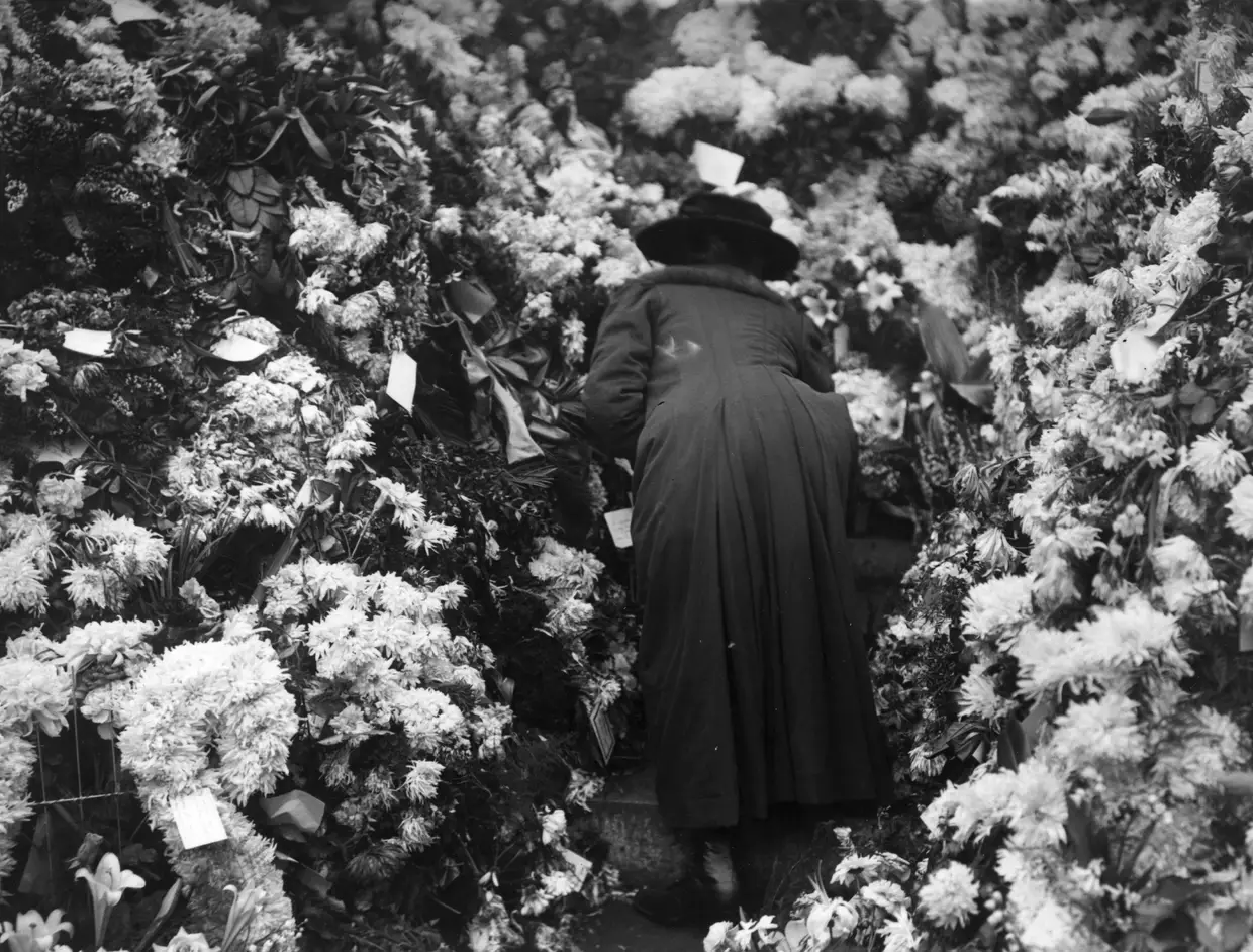 Novembro 1920 - Uma mulher deixa flores no memorial dos que morreram na I Guerra Mundial