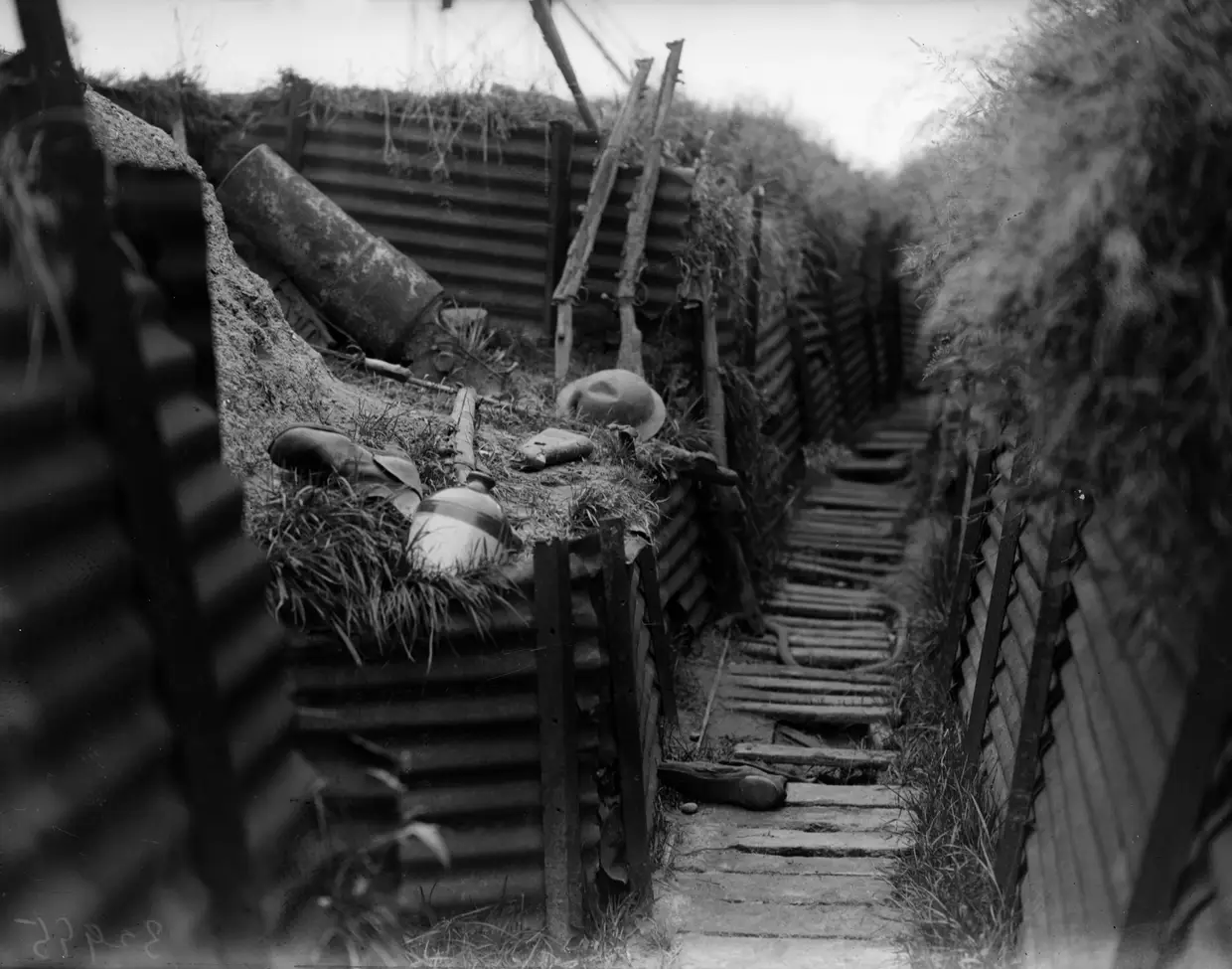 Agosto 1930 - Uma trincheira abandonada em Ypres, Bélgica, outrora palco de batalhas da I Guerra Mundial