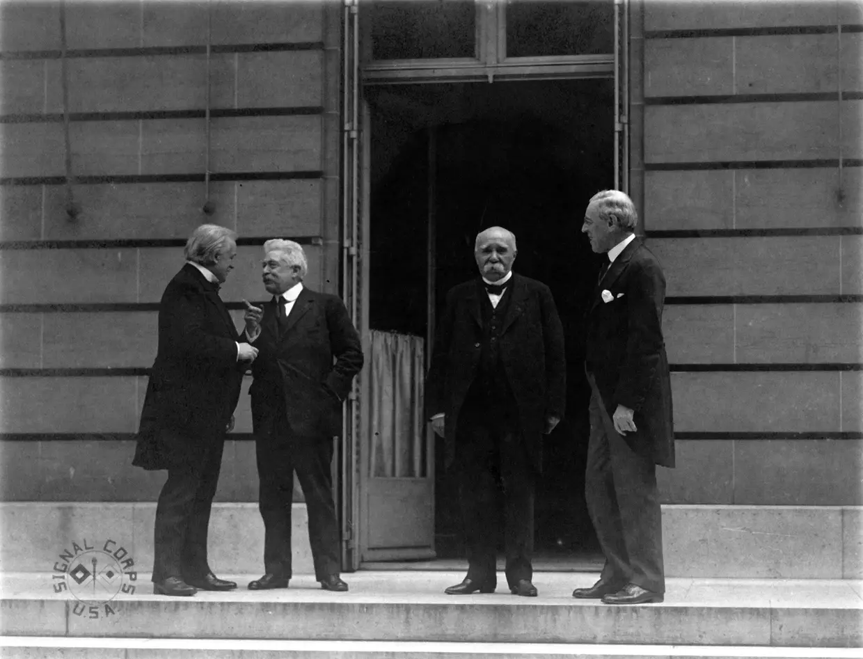 1919 - David Lloyd George, Vittorio Emanuele Orlando, Georges Benjamin Clemenceau e Thomas Woodrow Wilson, o Conselho dos Quatro, no Tratado de Paz de 1919, em Versalhes, França