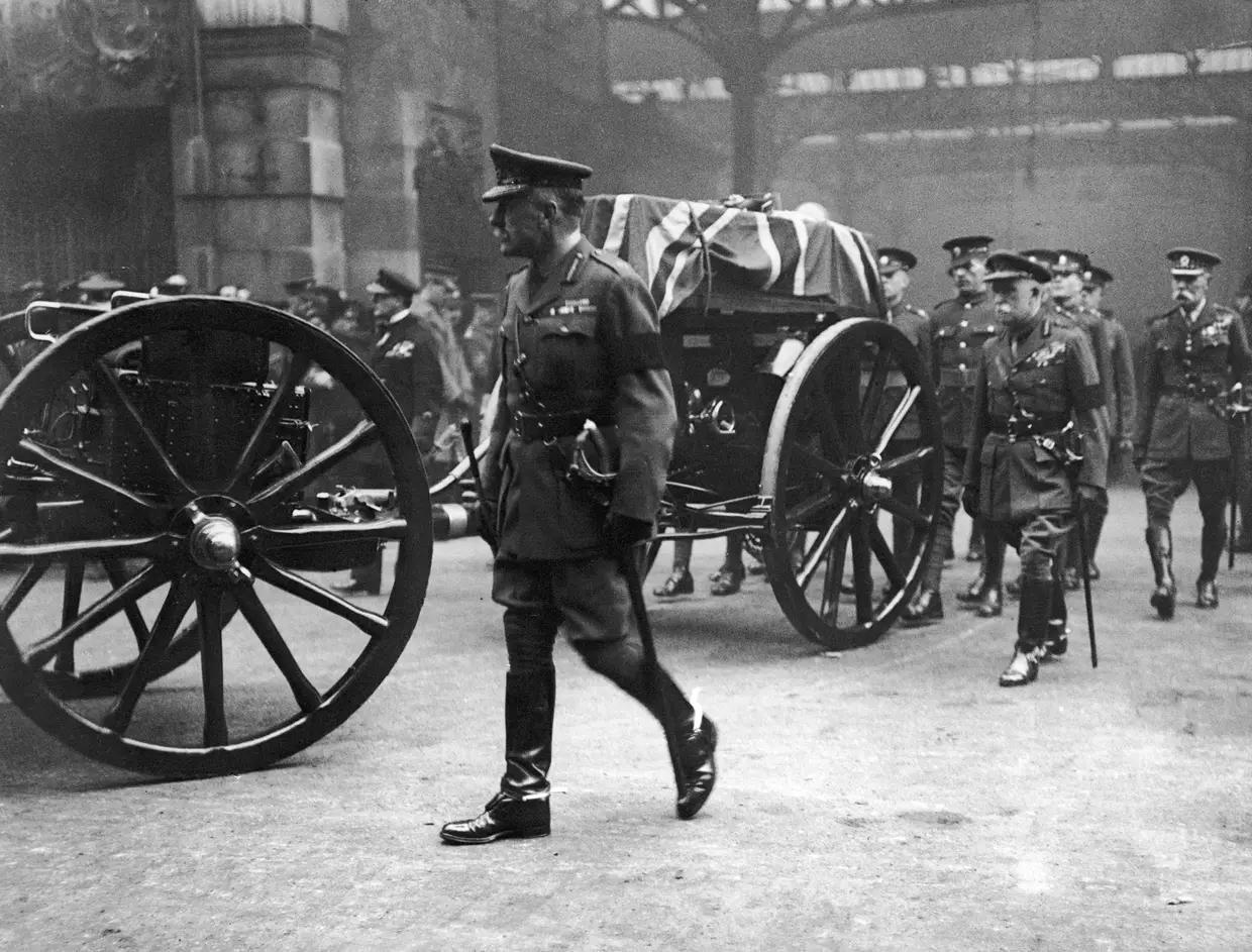 Novembro 1920 - O desfile do caixão do soldado desconhecido até ao memorial em Whitehall