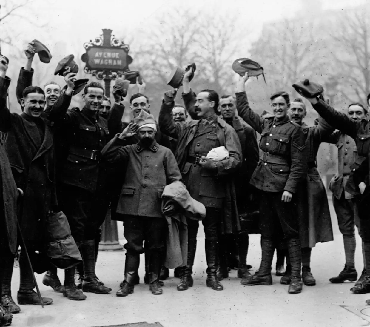 1918 - A felicidade dos soldados dos aliados em Paris, face ao anúncio do fim da guerra