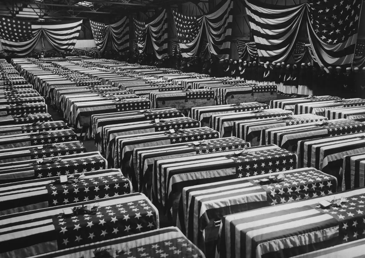 1920 - Uma cerimónia fúnebre em Nova Jérsia para os soldados americanos que morreram em França durante a guerra